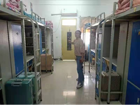 我院進行學(xué)生公寓的消防安全與環(huán)境管理工作檢查(圖2)