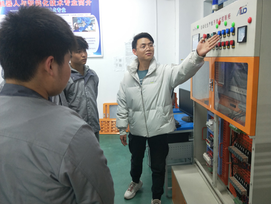 李昊老師給學生講解自動控制操作.jpg