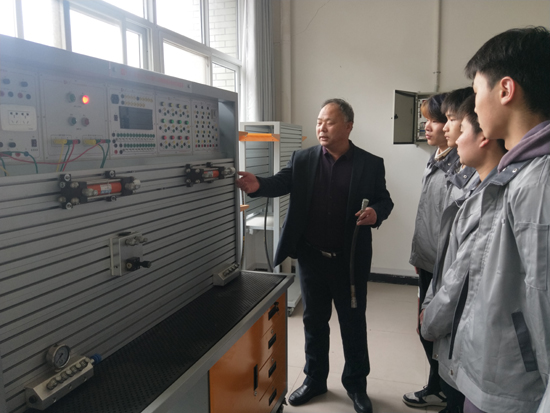 趙建安老師給學生介紹氣動控制原理.jpg