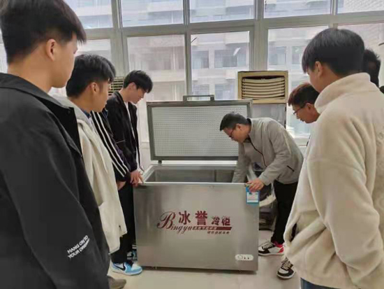 趙賓老師給學(xué)生介紹制冷設(shè)備的結(jié)構(gòu).jpg