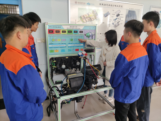 薛媛媛老師帶領學生進行新能源汽車自動空調系統(tǒng)實訓.jpg