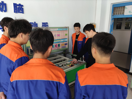 徐一帆老師帶領學生學習新能源汽車ABS制動系統(tǒng).jpg