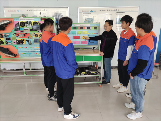 馬崇工程師給學生講解新能源汽車高壓電系統(tǒng).jpg