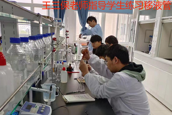 王三保老師指導(dǎo)學(xué)生配制溶液.jpg