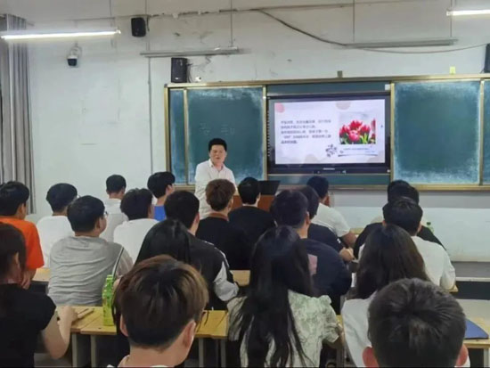 母親節(jié)開展主題班會(huì)23-05-15-1.jpg