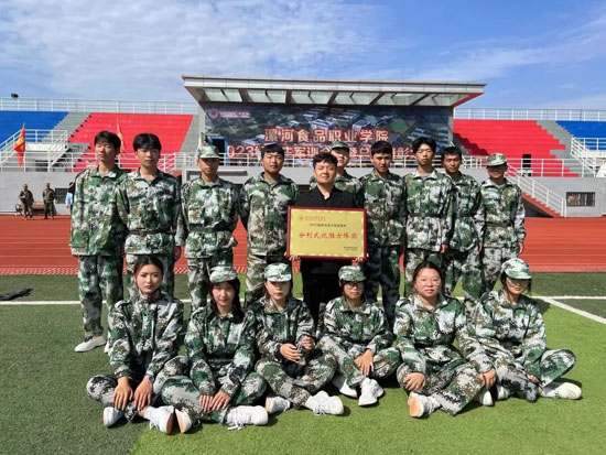 新生軍訓(xùn)結(jié)束23-09-29-2.jpg