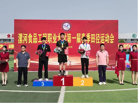 運(yùn)動(dòng)會(huì)1陸超董康軍男子三千米第一名和第三名.png