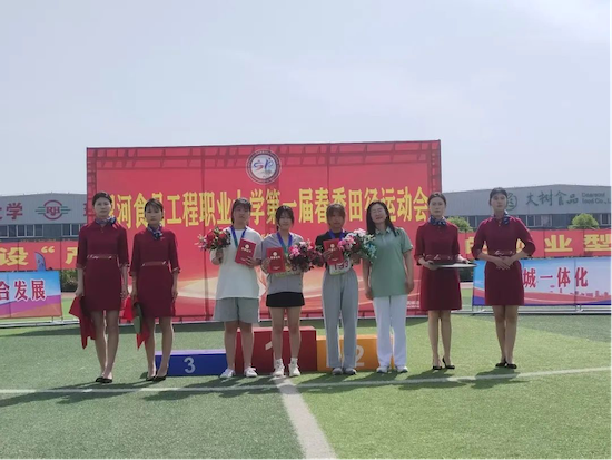運(yùn)動(dòng)會(huì)7-邵婧雯女子400米第三名.png